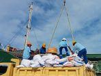 petugas-membongkar-beras-impor-dari-Vietnam-di-Pelabuhan-Tenau-Kupang.jpg