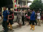 petugas-pbk-terlibat-aksi-saling-jotos-dengan-seorang-warga_20180824_220256.jpg