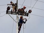 petugas-pln-saat-memasang-jaringan-listrik-menuju-tanjung_20180730_161440.jpg