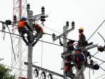 petugas-pln-sedang-memperbaiki-jaringan-listrik-untuk-melayani-tujuh-desa.jpg