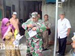 petugas-saat-merazia-rumah-di-desa-menongo-kecamatan-sukodadi_20180516_214242.jpg
