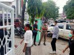 petugas-sedang-memeriksa-suhu-tubuh-setiap-umat.jpg