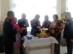 plt-kepala-kantor-wilayah-kemenkumham-achmad-samadan-memotong-tumpeng.jpg