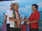 plt-kepala-smp-negeri-1-kupang-yuli-manalo-bersalaman-dengan-walikota-kupang-jefry-riwu-kore_20180818_173842.jpg