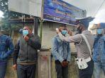 polantas-saat-bagikan-masker-kepada-warga-di-kota-bajawa.jpg
