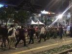 polisi-membubarkan-ratusan-massa-1.jpg
