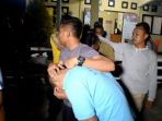 polisi-menangkap-tujuh-orang-pelaku-yang-diduga-melakukan-pembakaran-satu-unit-mobil-patroli_20181022_085322.jpg