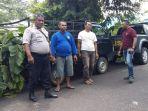 polisi-saat-menghadang-seorang-warga-dari-suku-dhawe.jpg