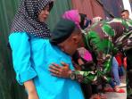 prajurit-satu-tni-heriantono-saat-mencium-perut-istrinya_20160608_175524.jpg