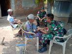 prajurit-tni-menemui-mama-rosa-di-belu.jpg