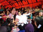 presiden-joko-widodo-jokowi-dan-gubernur-ntb-tuan-guru-bajang-zainul-majdi-tgb-membagikan-buku_20180903_083048.jpg