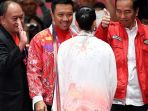 presiden-joko-widodo-kanan-didampingi-menpora-imam-nahrawi-kedua-kiri-memberi-ucapan-selamat_20180901_104500.jpg