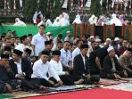 presiden-joko-widodo-menunaikan-ibadah-shalat-idul-adha-1439-hijriah-di-lapangan-tegar-beriman_20180822_164429.jpg