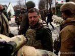 presiden-ukraina-volodymyr-zelenskyy-dikelilingi-oleh-tentara-ukraina.jpg