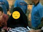 pria-berkumis-menyamar-jadi-wanita-bercadar.jpg
