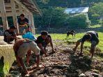 prihatin-dengan-kondisi-pasar-yang-kotor-20-anak-muda-nualain-inisiatif-bersihkan.jpg