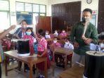prodi-musik-unwira-kupang-sambangi-sdi-lasiana-dengan-perkusi-ember.jpg