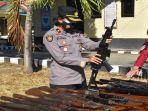 propam-cek-senpi-anggota-polres-manggarai-barat.jpg