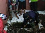 proses-penggalian-jasad-yang-dikubur-di-rumah-kontrakan.jpg