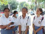 putry-sorang-pelajar-sma-yos-sudarso-ende-bersama-dengan-teman-temannya.jpg