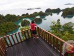 raja-ampat-wisatawan-memotret-kawasan-wisata-piaynemo.jpg