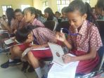 ratusan-pelajar-sd-smp-dan-smasmk-mengikuti-edukasi-dan-literasi-keuangan_20180427_144557.jpg