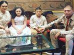 raul-lemos-dan-krisdayanti-bersama-dua-anak-mereka.jpg