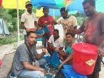 relawan-koppral-sementara-membagikan-ikan-segar.jpg