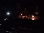 reses-anggota-dprd-lembata-gunakan-penerangan-lilin-dan-cahaya-handphone.jpg