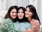 ririn-ekawati-dan-rini-yulianti-saat-bersama-sang-ibunda.jpg