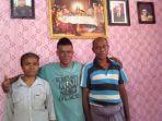 riski-naibahas-tengah-foto-bersama-ibunya-dorsina-naibahas-banao-56-dan-ayahnya.jpg