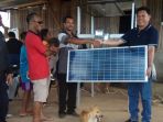 robert-soter-marut-serahkan-solar-cell_20171105_223645.jpg