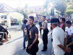 rumah-pasangan-cinta-terlarang-kakak-adik-nyaris-diserang-warga-aparat-kepolisian-berhasil-amankan.jpg