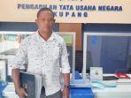 ruth-wungubelen-saat-mendaftar-gugatan-ke-ptun-kupang.jpg