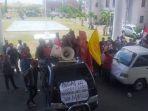 saat-berdemo-di-kantor-bupati-ende-pendemo-ajak-asn-ke-polres-ende.jpg