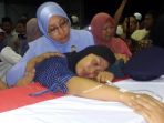 salah-satu-keluarga-korban-pesawat_20161219_104652.jpg