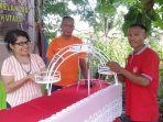 salah-seorang-pemuda-menyerahkan-hasil-karya-perbengkelan-las.jpg