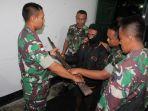 salah-seorang-warga-menyerahkan-satu-pucuk-senjata-api.jpg
