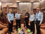 saling-tukar-cenderamata.jpg