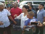sambil-gendong-anak-wanita-temui-mahasiswa-demo.jpg