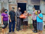 sambut-hari-bhayangkara-ke-74-anggota-polda-ntt-terus-gelar-baksos-bagi-sembako-bagi-warga.jpg