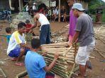 sambut-kampung-wisata-fom-kampung-golo-membuat-tempat-sampah-dari-bambu.jpg