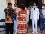 sambut-kedatangan-bupati-dan-wakil-bupati-ratusan-pns-selempangkan-kain-sumba.jpg