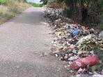 sampah-salah-satu-titik-menumpuk-dipinggur-jalan-raya-waikeloh.jpg