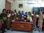 santi-sima-gama-menyerahkan-kaset-dvd-kepada-ketua-wkri-dpd-provinsi-ntt.jpg