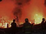 sejumlah-kapal-nelayan-di-pelabuhan-muara-baru-terbakar-warga-mengaku-mendengar-ledakan.jpg