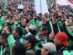 sejumlah-massa-ojek-online-berunjuk-rasa-saat-demo-di-depan-gedung-dprmpr-ri_20180628_230642.jpg