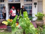 sejumlah-petugas-saat-mengevakuasi-mayat-kombes-pol-purn-agus-samad_20180224_160800.jpg