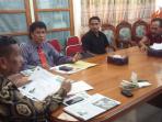 sekda-flotim-lapor-yosni-herin-ke-polisi_20160729_123741.jpg