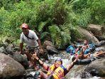 sekda-matim-ir-boni-hasudungan-siregar-sedang-bermain-river-tubing.jpg